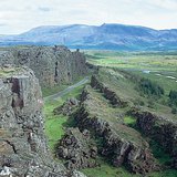 Thung lũng rạn nứt băng qua Iceland