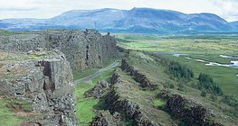Thung lũng rạn nứt băng qua Iceland