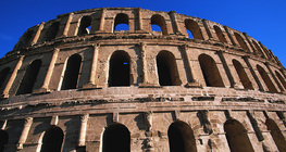 Tàn tích của một nhà hát vòng tròn La Mã