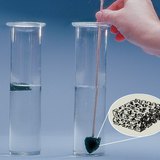 Than nổi trên mặt nước do cấu trúc rỗng của nó