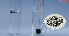 Than nổi trên mặt nước do cấu trúc rỗng của nó