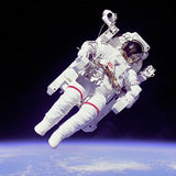 Bruce McCandless II trên phi thuyền không giới hạn đầu tiên