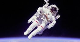 Bruce McCandless II trên phi thuyền không giới hạn đầu tiên