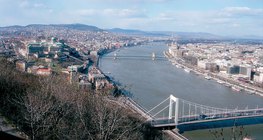 Budapest với sông Danube trong nền (Hungary)