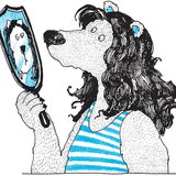 Medvelány kézi tükörben nézi haját, és közben azon tűnődik, milyen paróka lesz belőle, miután levágták