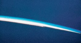 Bầu khí quyển xung quanh Trái đất