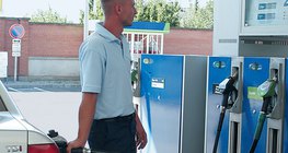 Tiếp nhiên liệu xe tại trạm xăng