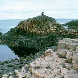 Đá bazan chia thành các cột lục giác