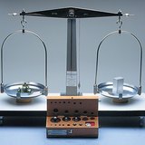 cân bằng hai chảo