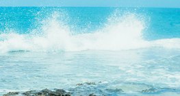 Sóng vỗ vào đá dọc bờ biển.