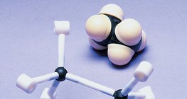 Mô hình lấp đầy không gian và thanh của phân tử ethane có cấu trúc năng lượng thấp nhất