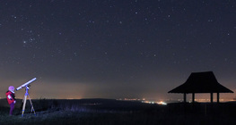 Trẻ quan sát bầu trời