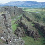 Thingvellir, nằm trong một thung lũng tách giãn ở Iceland