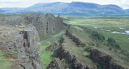 Thingvellir, nằm trong một thung lũng tách giãn ở Iceland