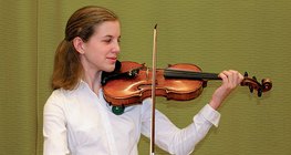 Giữ violin đúng cách