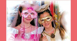 Cô gái mặc trang phục lễ hội