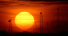 Điểm mặt trời khổng lồ trên mặt trời lặn