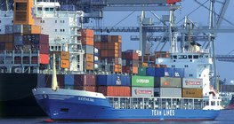 Tàu ở cảng Hamburg