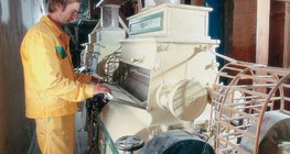 Bên trong một nhà máy