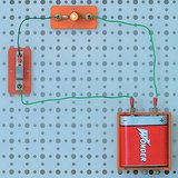 Trong một mạch ngắn, các electron chảy từ đầu âm sang đầu cực dương của pin