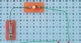Trong một mạch ngắn, các electron chảy từ đầu âm sang đầu cực dương của pin