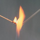 Kiểm tra độ cháy của thanh thủy tinh và gỗ