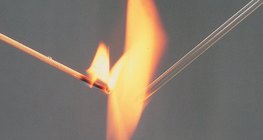 Kiểm tra độ cháy của thanh thủy tinh và gỗ