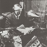 Zoltán Kodály sử dụng bản ghi âm để kiểm tra các giai điệu được chú ý