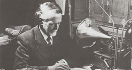 Zoltán Kodály sử dụng bản ghi âm để kiểm tra các giai điệu được chú ý