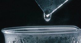 Hơi nước ngưng tụ trên bề mặt lạnh