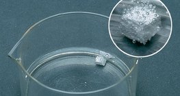 Ethanol phản ứng với natri trong quá trình hình thành khí hydro