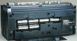 Pin của một máy nghe băng radio di động