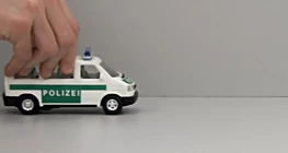Chuyển động của một chiếc xe đồ chơi có bánh đà