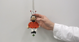 Sự phụ thuộc khối lượng vào chu kỳ chuyển động của một đồ chơi treo trên lò xo (cơ bản)