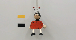 Sự phụ thuộc biên độ của chu kỳ chuyển động của một đồ chơi treo trên lò xo