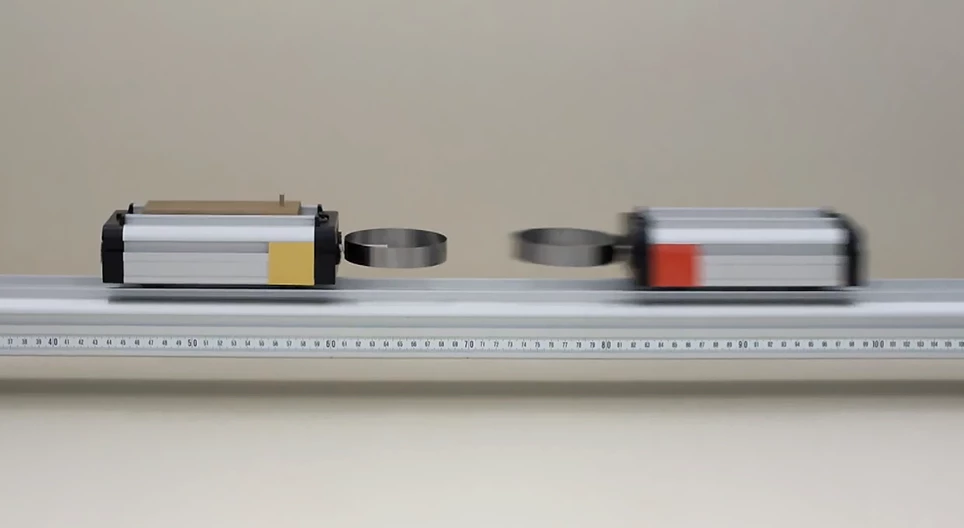 Va chạm đàn hồi của hai xe có khối lượng khác nhau III.