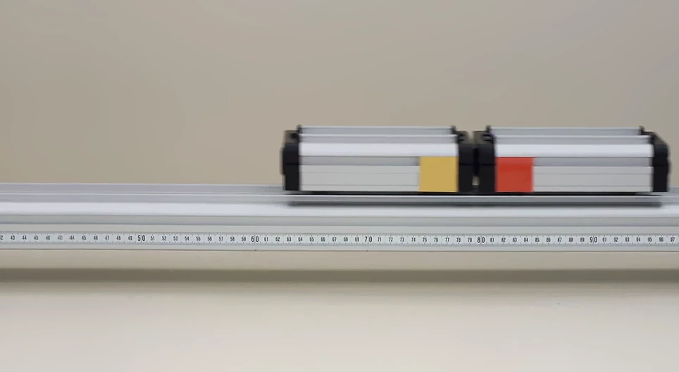 Va chạm không đàn hồi của hai xe có khối lượng bằng nhau