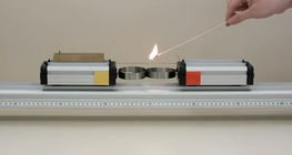 Hai chiếc xe có khối lượng khác nhau được đẩy ra xa nhau bởi một lò xo