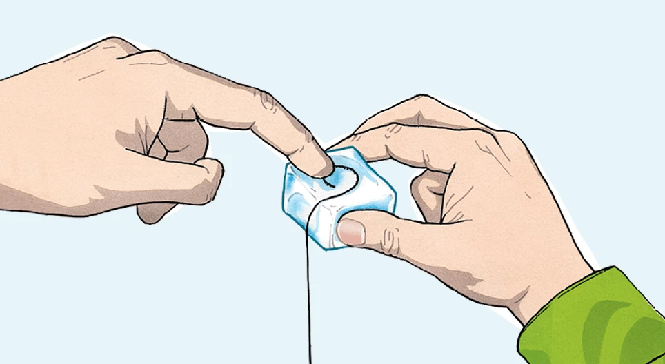 Nhấc viên đá lên